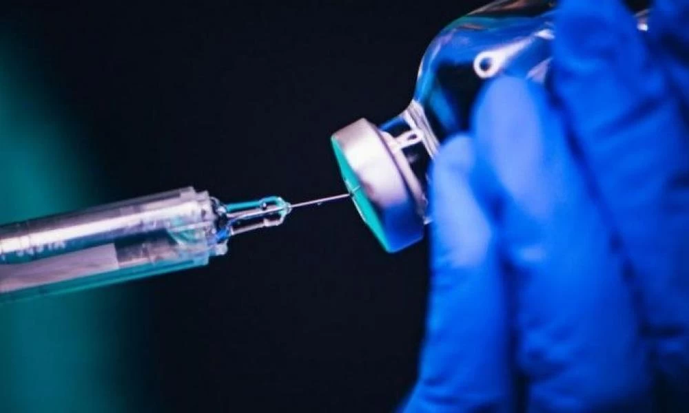 Βρετανία: Η κυβέρνηση ανακαλεί την υποχρεωτικότητα εμβολιασμού για τους υγειονομικούς
